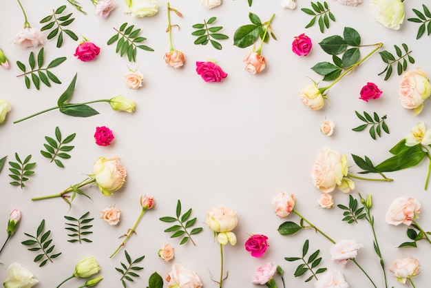 Composition de roses et de feuilles