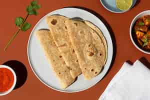 Photo gratuite composition de roti savoureuse indienne