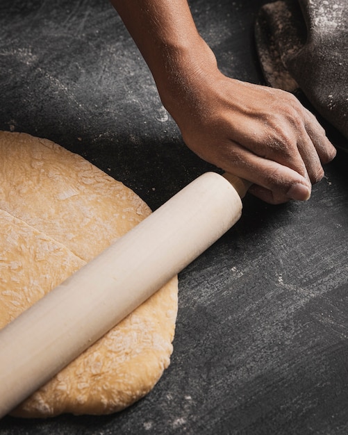 Composition de roulement de main de boulanger de Close-up