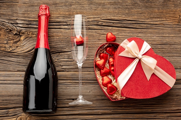 Photo gratuite composition de la saint-valentin avec boîte à bonbons en forme de coeur