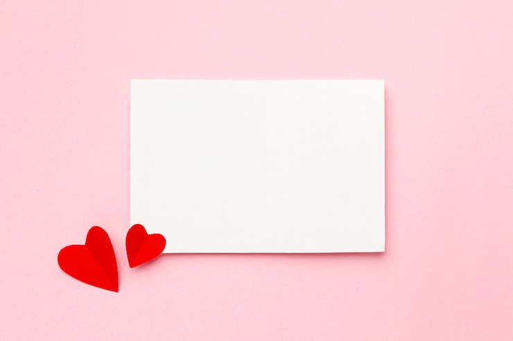 Photo gratuit composition de la saint-valentin avec carte vide