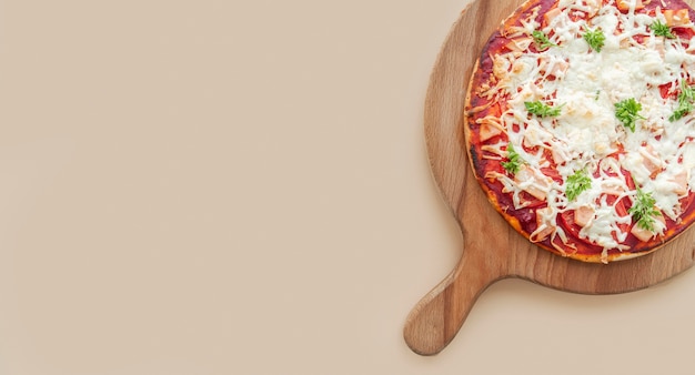 Photo gratuite composition de savoureuses pizzas traditionnelles