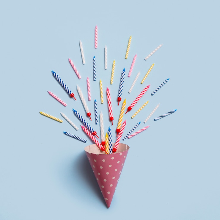 Photo gratuit composition de souffleuse de fête avec des bougies