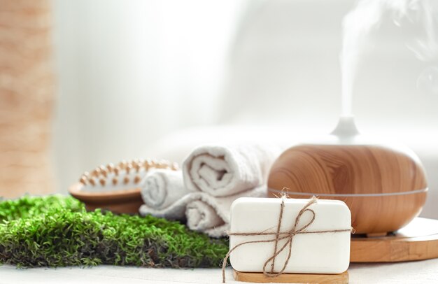 Composition de spa avec l'arôme d'un diffuseur d'huile moderne avec des produits de soins corporels.