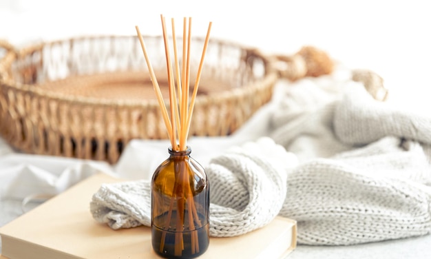 Composition de spa avec des bâtons d'encens et un élément tricoté sur un fond flou