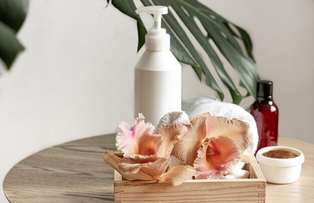 Composition de spa avec des fleurs d'orchidées thaïlandaises et des accessoires de bain