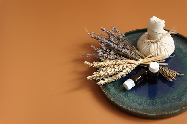 Composition de spa avec des huiles naturelles de sachet à base de plantes dans des pots et des fleurs séchées