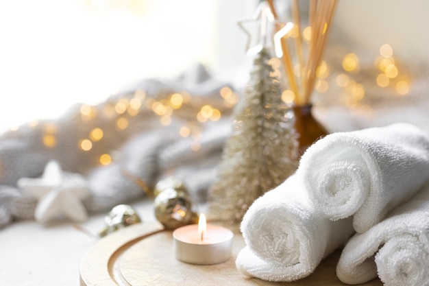 Photo gratuite composition de spa de noël sur fond flou avec lumières bokeh