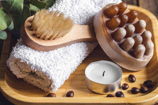 Photo gratuite composition de spa avec savon de massage au café sur une surface en bois