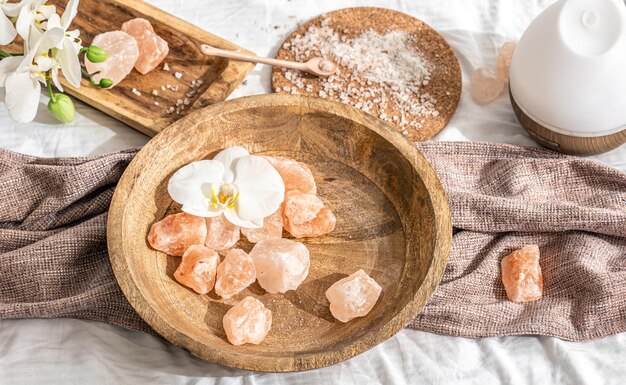 Composition de spa avec sel de mer et fleurs d'orchidées