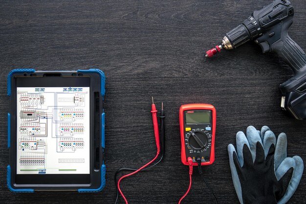 Composition avec tablette numérique et éléments de travail d'électricien