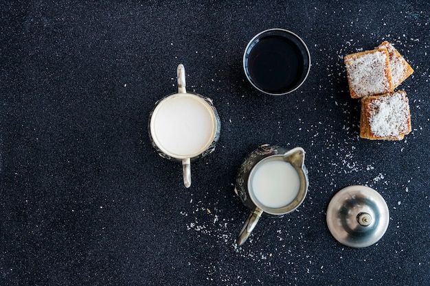 Composition de tasse de thé avec des biscuits savoureux