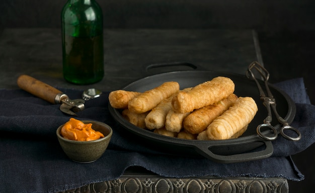 Composition avec des tequenos traditionnels sur une assiette