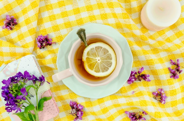 Photo gratuite composition de thé à plat avec fleurs