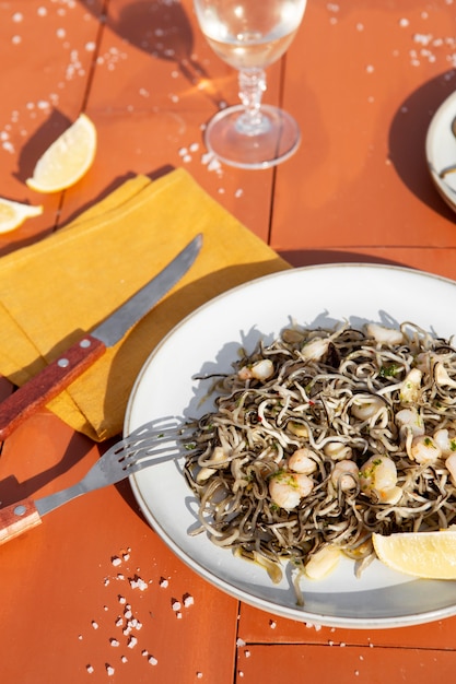 Photo gratuite composition traditionnelle de plat de gulas délicieux