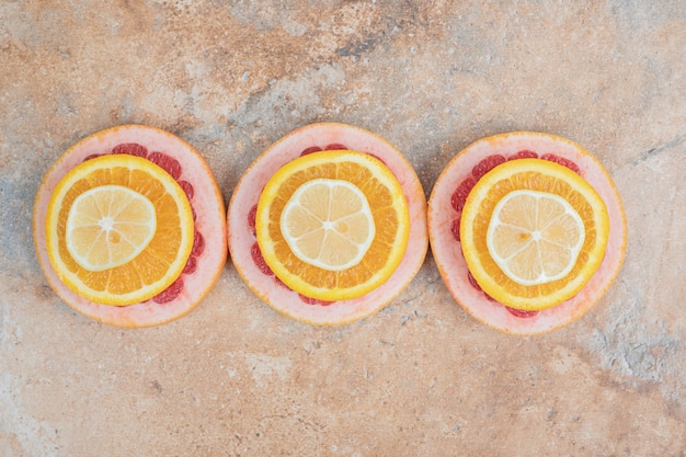 Composition de tranche de citron, orange et pamplemousse.