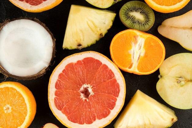 Composition de tranches de fruits d'été colorés