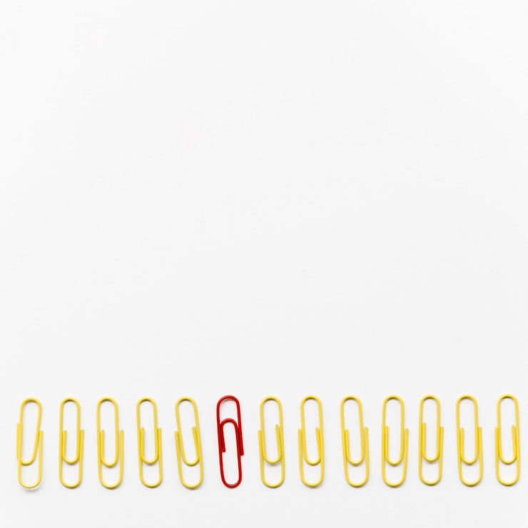 Photo gratuit composition de trombones sur fond blanc avec espace de copie