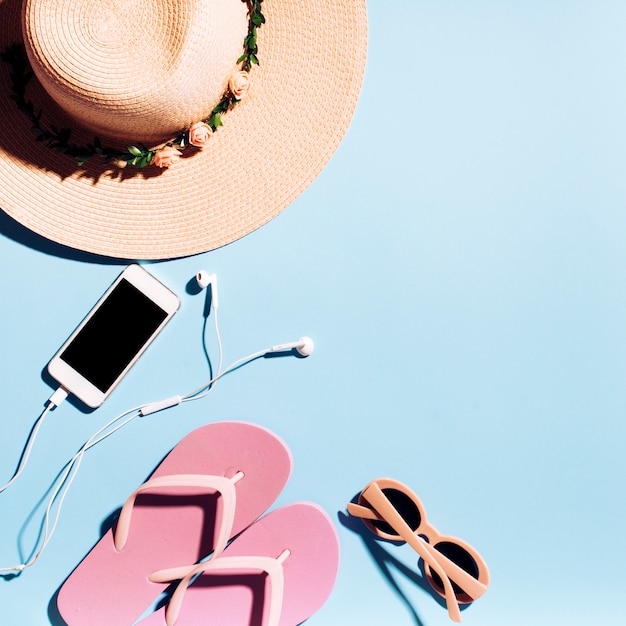 Composition de vacances à la plage sur fond coloré