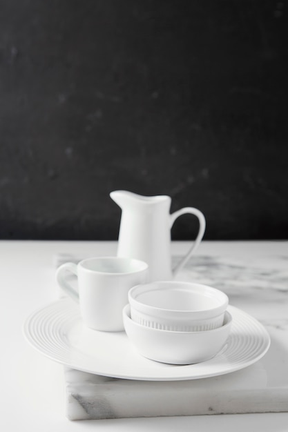 Composition de vaisselle élégante sur la table