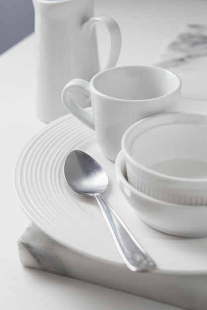 Photo gratuite composition de vaisselle élégante sur la table