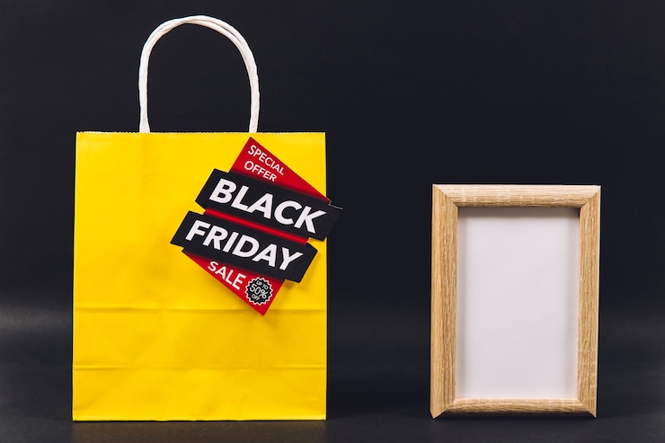 Photo gratuit composition des ventes en noir vendredi avec cadre et sac
