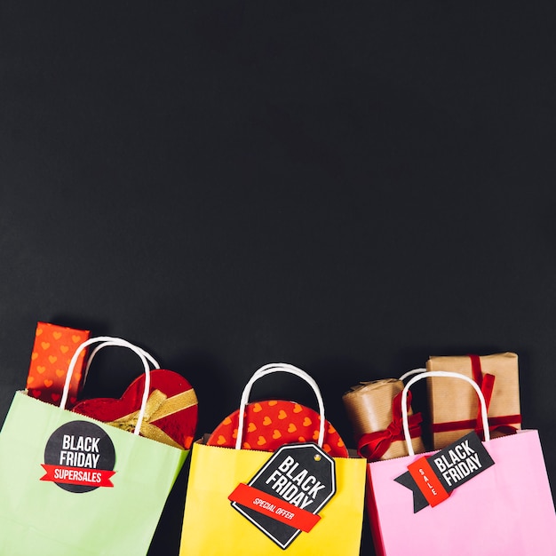 Photo gratuite composition des ventes en noir vendredi avec sacs et espace