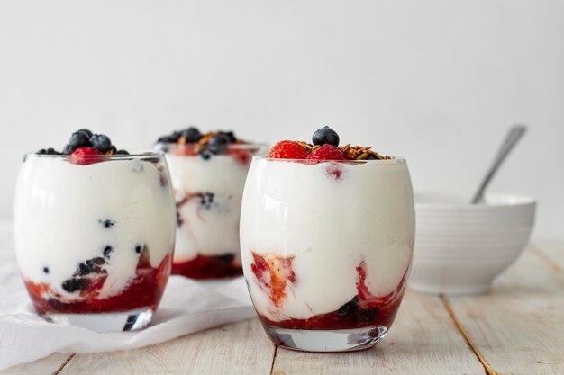 Composition de verres de yaourt aux fruits