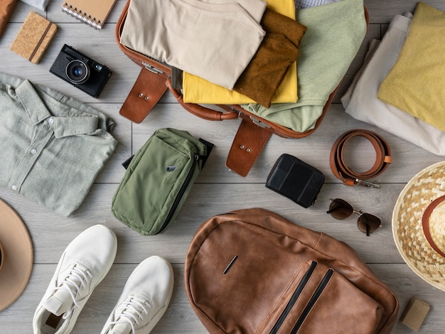 Composition de vêtements et accessoires dans une valise
