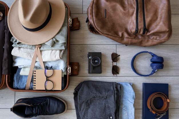 Composition de vêtements et accessoires dans une valise