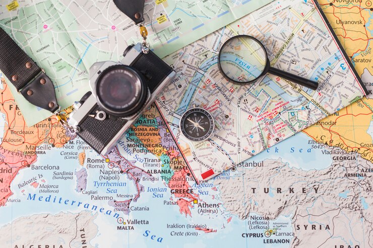 Photo gratuit composition de voyage avec appareil photo