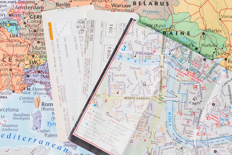 Photo gratuit composition de voyage avec billets