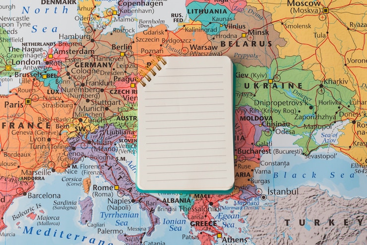 Photo gratuit composition de voyage avec bloc-notes