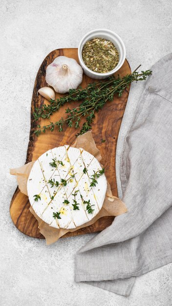 Composition vue de dessus avec un délicieux repas de cuisine locale