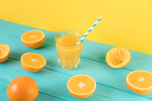 Photo gratuite composition de la vue de dessus du jus d'orange sur la table bleue