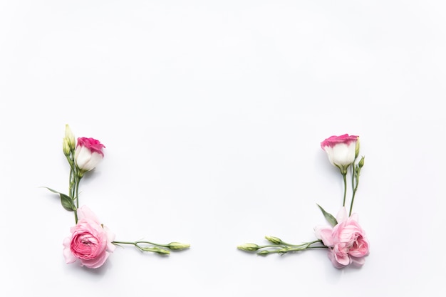 Photo gratuite compositions de roses et de pivoines