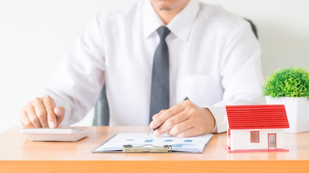Comptable homme d'affaires ou avocat travaillant sur les investissements financiers au bureau