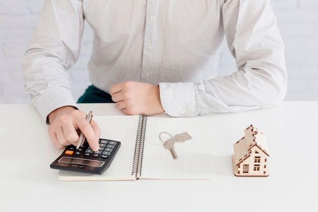 Comptable méconnaissable comptant dans le bureau