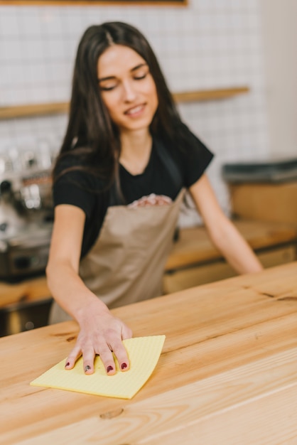 Photo gratuite comptoir d'essuyage du jeune barman