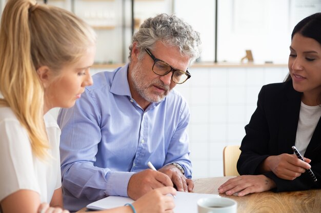 Concentration des clients jeunes et matures avec l'agent et signature d'un contrat d'assurance