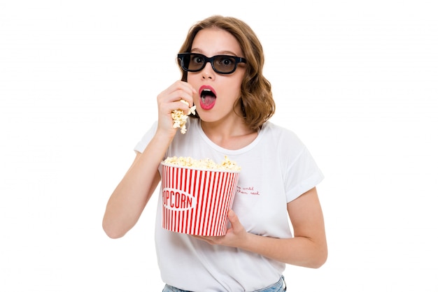 Concentré caucasian woman holding pop corn portant des lunettes 3d