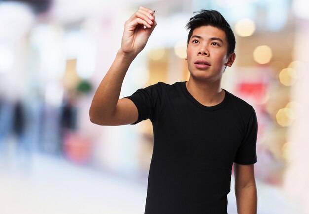 Concentré écrit de l&#39;homme dans l&#39;air