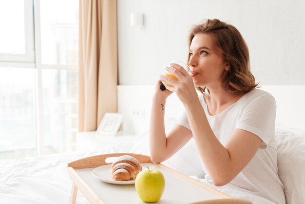 Concentré de jeune femme regarder la télévision.