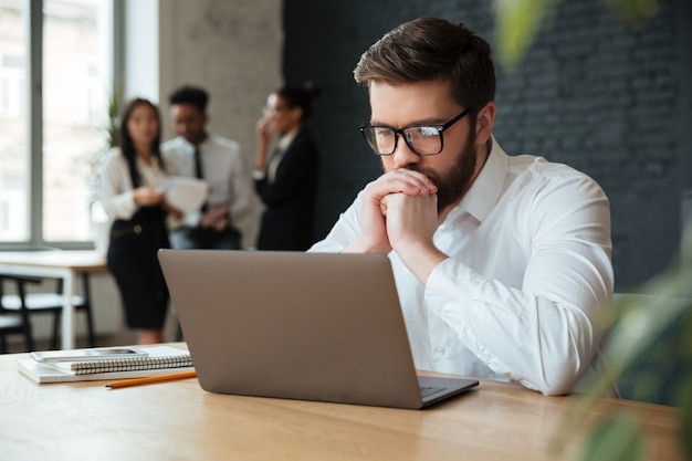 Concentré de jeune homme d'affaires caucasien