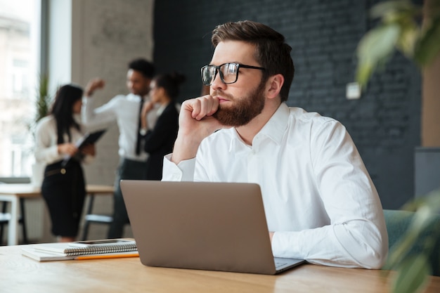 Concentré de jeune homme d'affaires caucasien