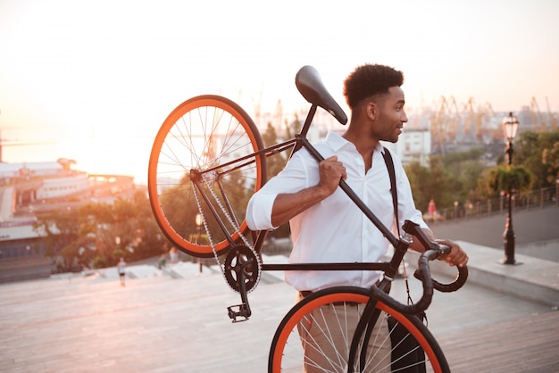 Concentré de jeune homme africain tôt le matin à vélo