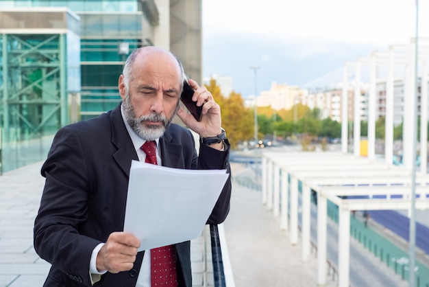 Concentré, sérieux, mature, chef d'entreprise, discuter, contrat