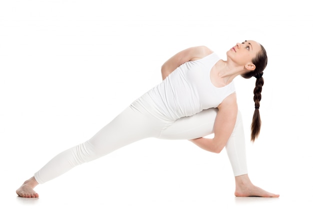Concentrés jeune femme faisant des exercices de yoga