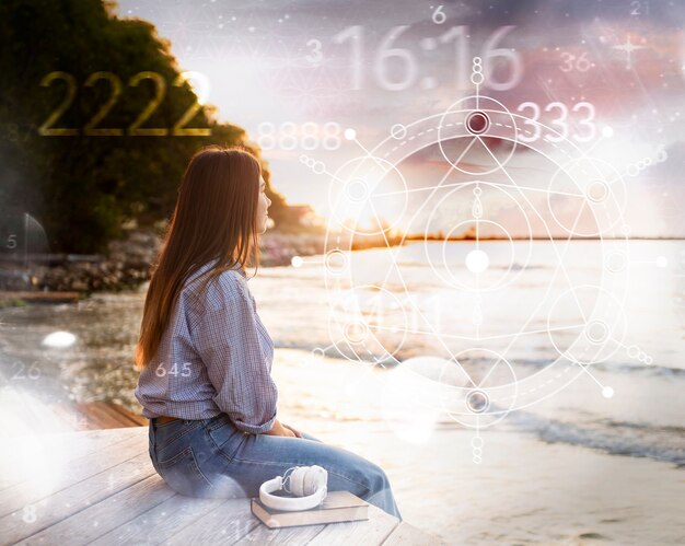 Concept abstrait de numérologie avec femme à la plage