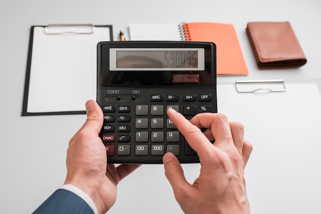 Concept d&#39;affaires avec les mains à l&#39;aide de la calculatrice